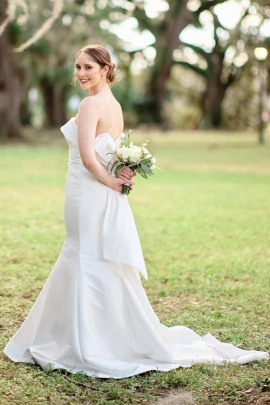 Vestido de novia largo de satén sin tirantes, corte trompeta y cola